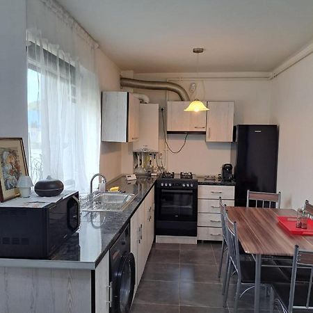 Cozy Nest Apartment Sinnicoara Ngoại thất bức ảnh